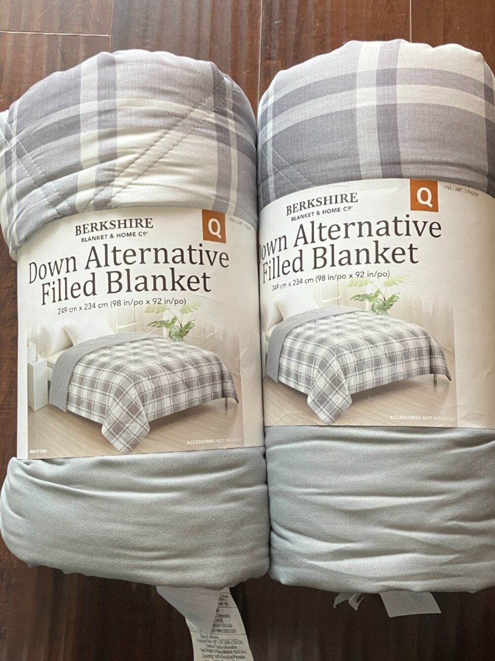 NWT 2 Berkshire Life Down Alternative Blanket - Queen